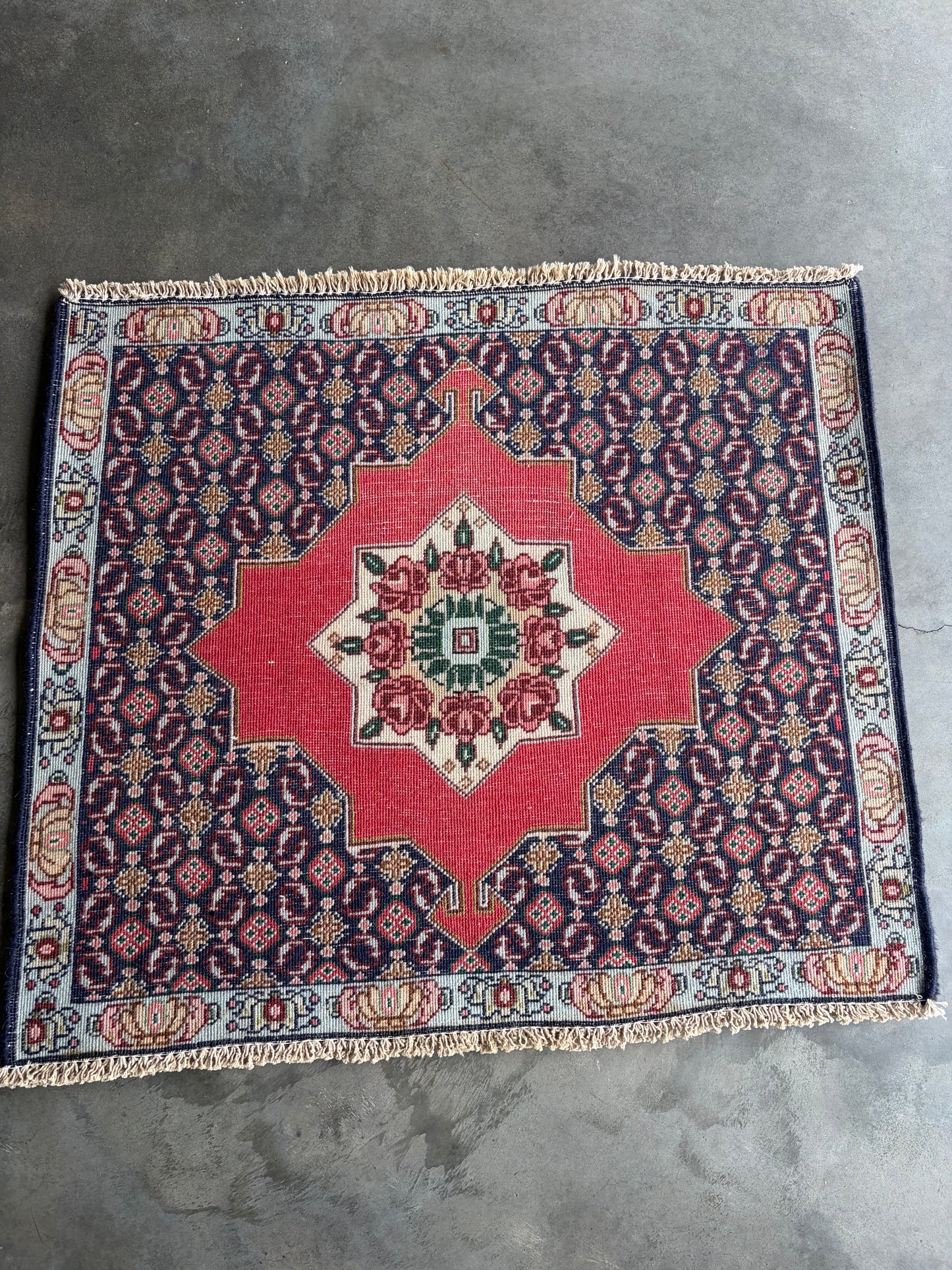 000 Vintage Village Rug- 2'5 x 2'2